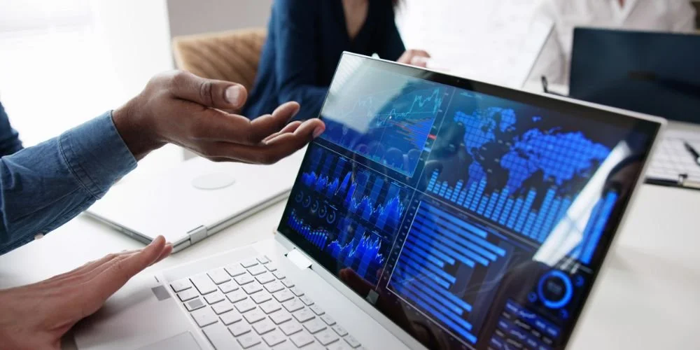 L'équipe examine un tableau de bord d'analyse sur un ordinateur portable