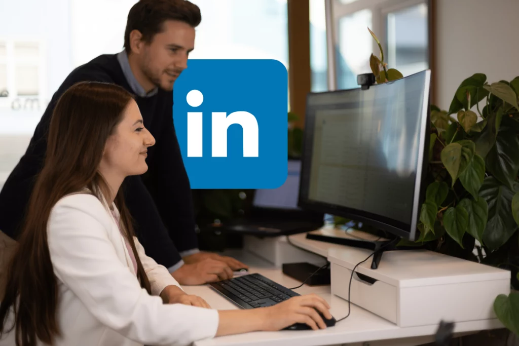 Deux personnes travaillent devant des écrans, avec le logo LinkedIn en arrière-plan