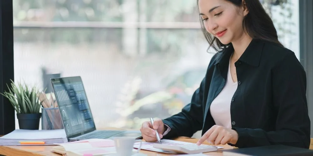 Une femme analyse des indicateurs clés sur son ordinateur portable