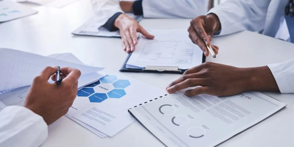 L'équipe examine des graphiques et des documents autour d'une table