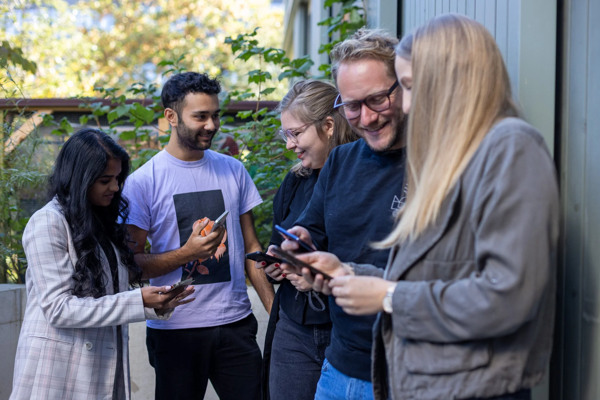 L'équipe d'onlineKarma utilise ses smartphones à plusieurs