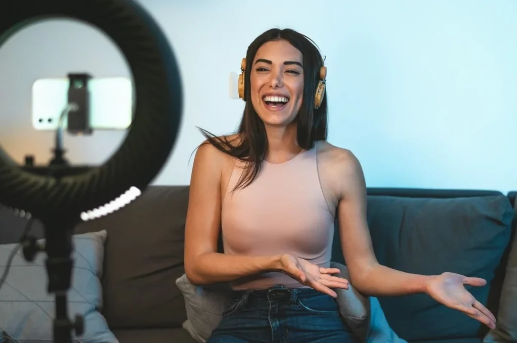 Influencer speaks in front of a smartphone and a ring light
