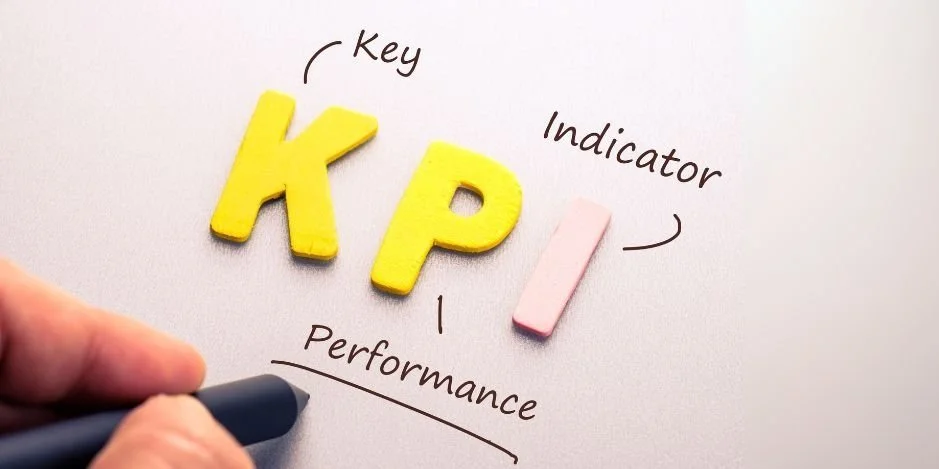 Inscription « KPI » accompagnée des termes « Key », « Performance » et « Indicator »