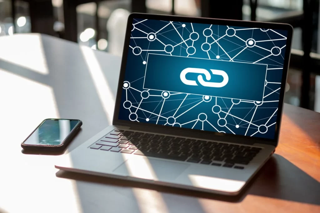 Laptop mit Kettensymbol als Illustration für Backlinks und Linkaufbau