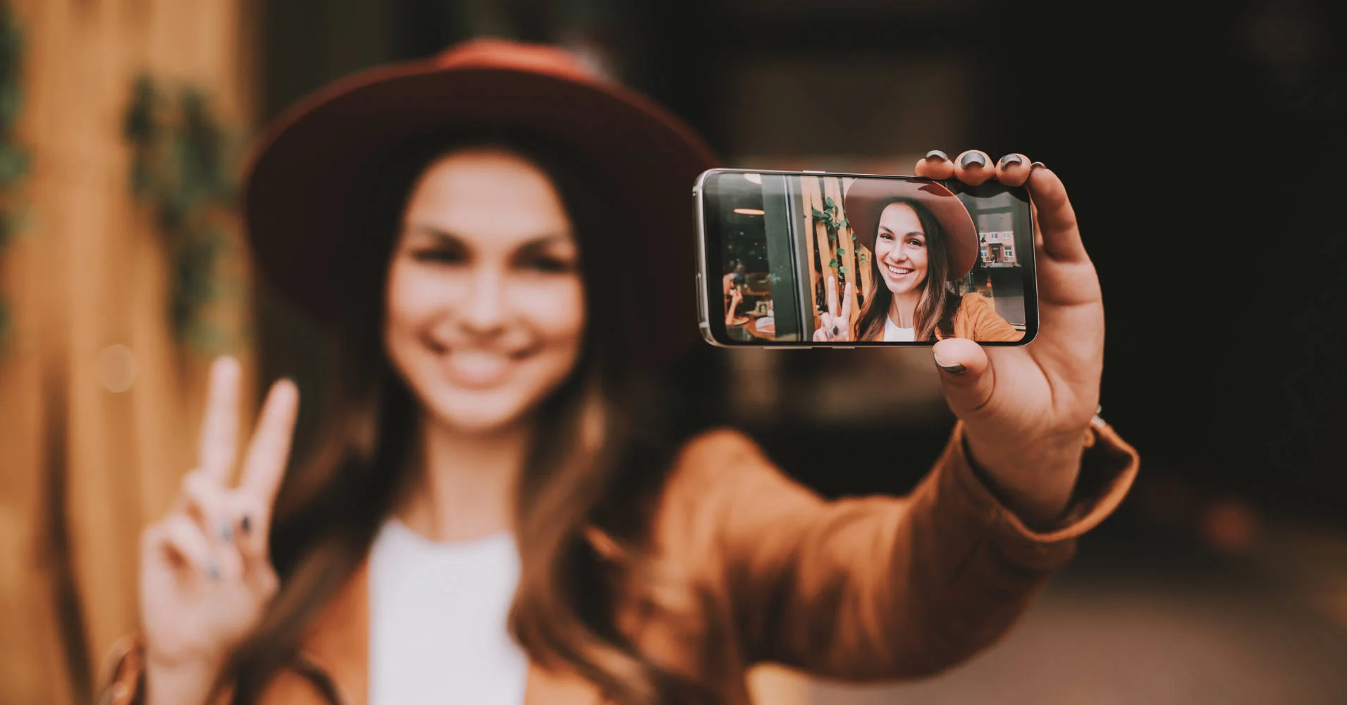 Smartphone affichant une publication Instagram et une mention relative au caractère publicitaire.