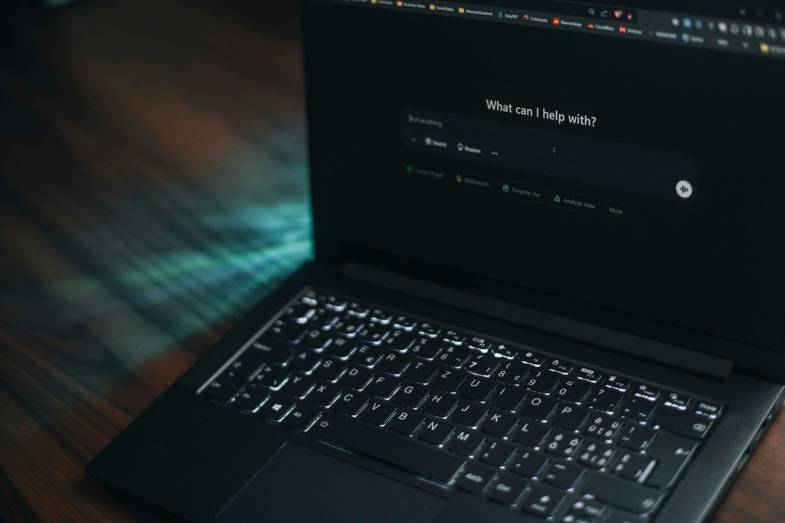 Un ordinateur portable sur lequel l'interface ChatGPT est ouverte, à titre d'exemple de référencement naturel (SEO) pour les moteurs de recherche basés sur l'IA