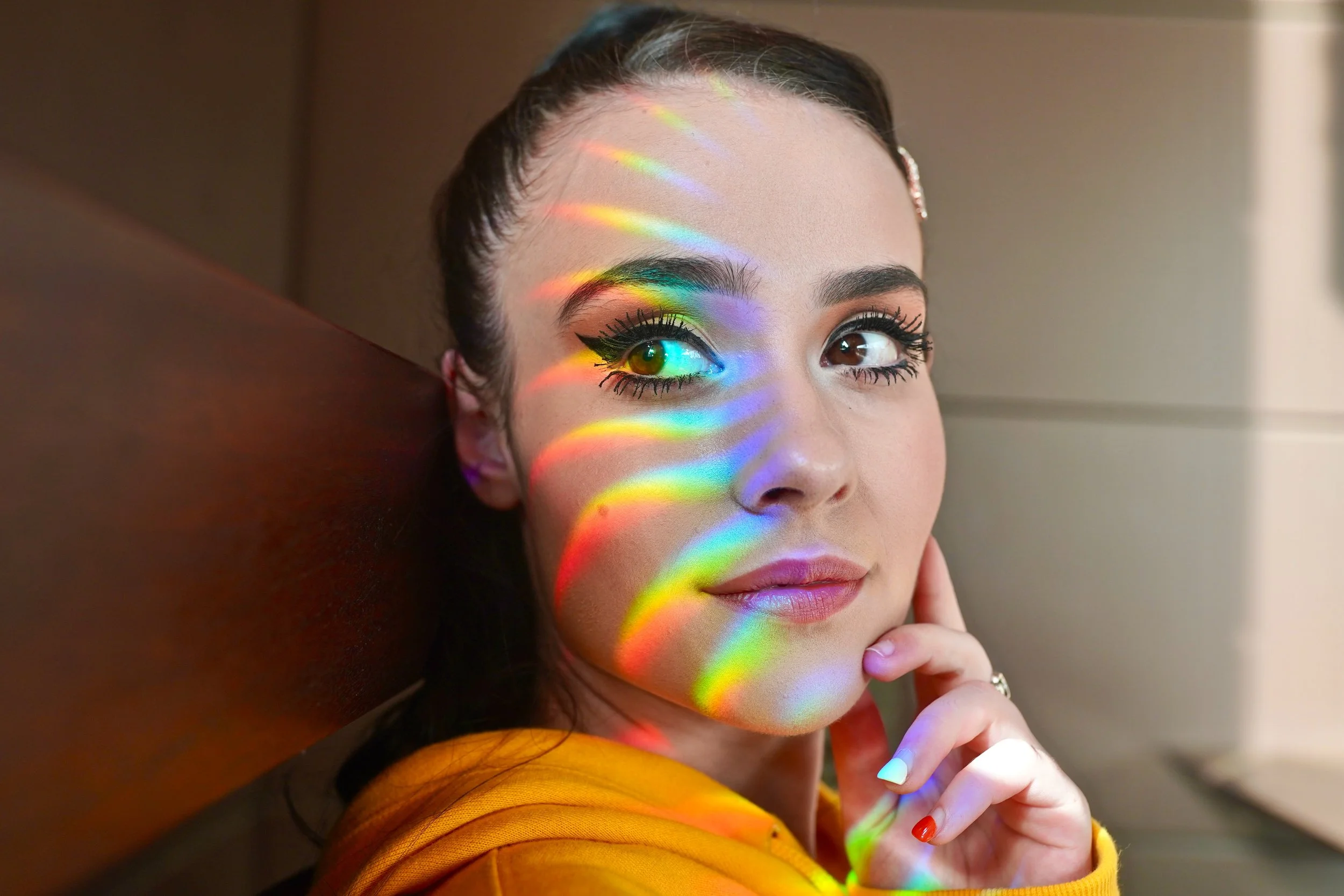 Visage baigné d'une lumière arc-en-ciel