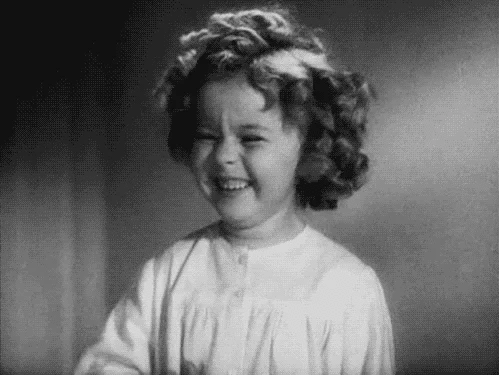 Un enfant souriant sur une photo en noir et blanc.