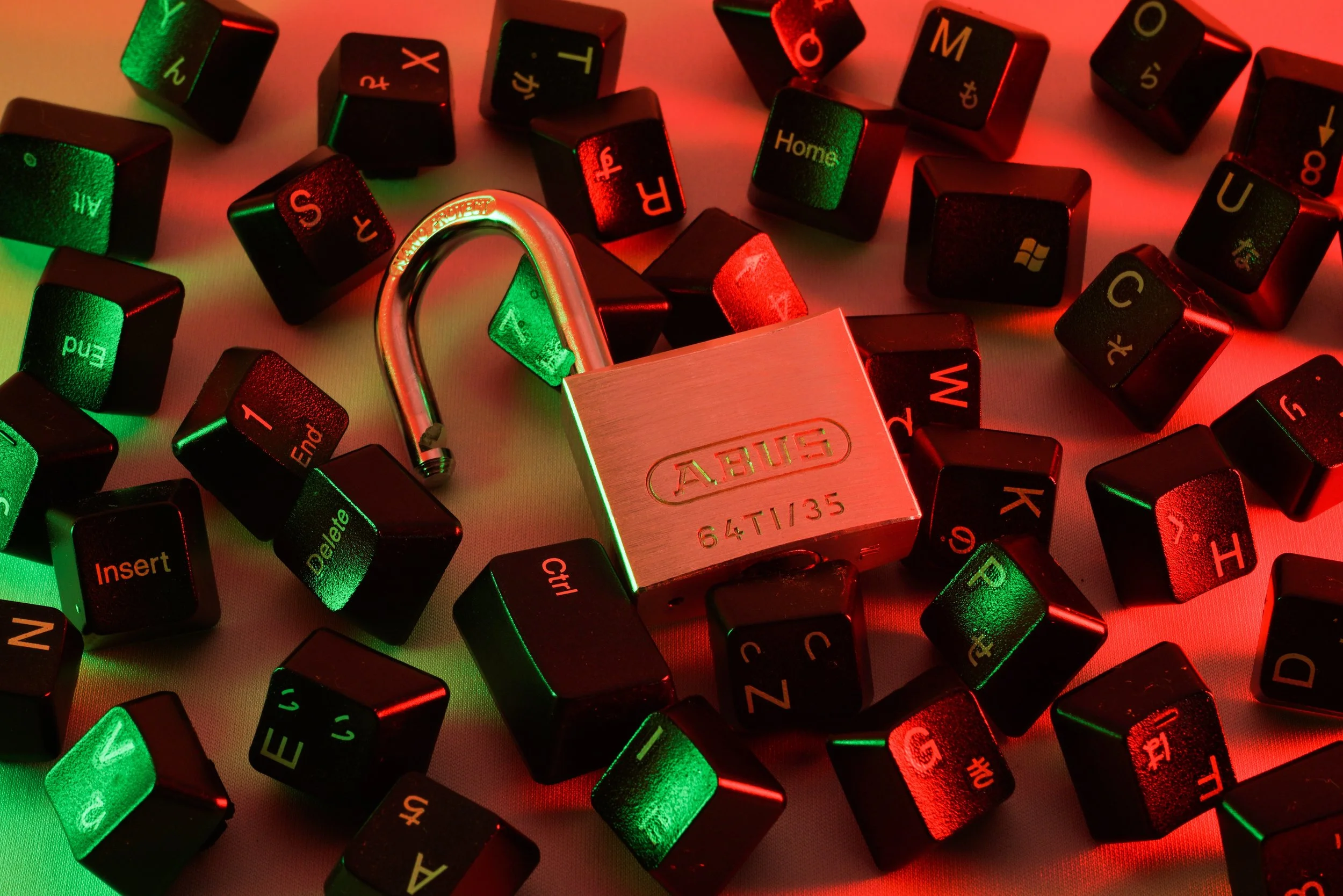 Une serrure ouverte entre les touches du clavier