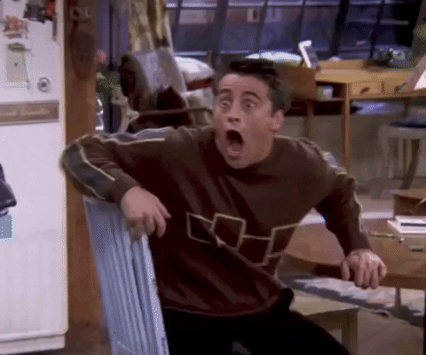 Un homme effrayé réagit à une publicité inattendue.