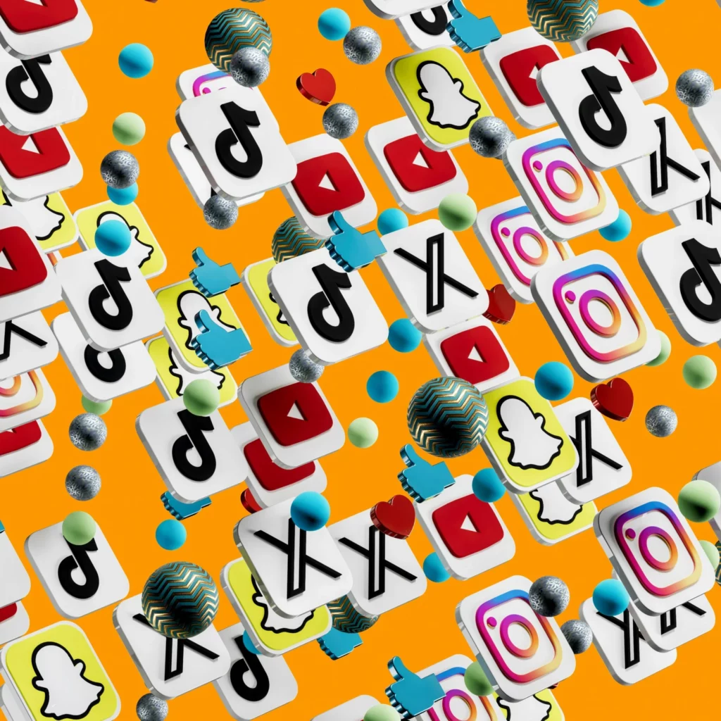 Logos von TikTok, YouTube, Instagram, Snapchat und X auf orangefarbenem Hintergrund