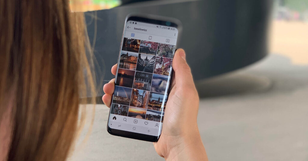 Une personne consulte le fil d'actualité Instagram de baselswizz sur un smartphone