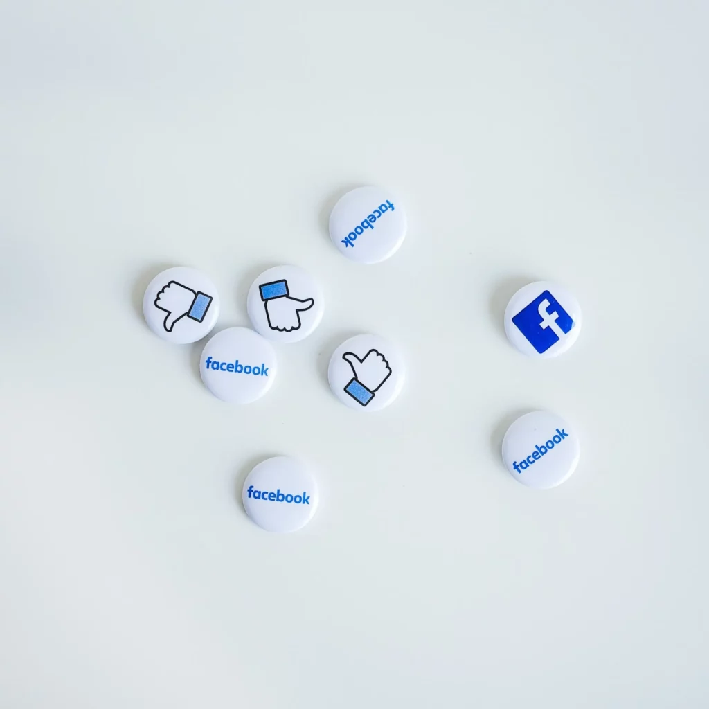 Facebook-Symbole und Reaktions-Icons auf hellem Hintergrund