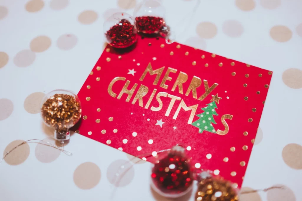 Carte de Noël rouge avec des motifs de Noël