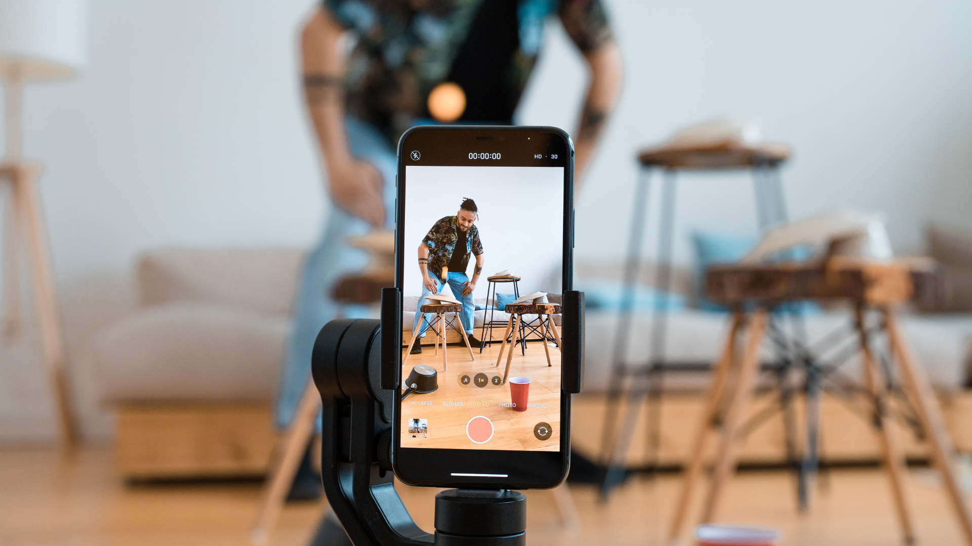 Un smartphone enregistre une vidéo destinée aux réseaux sociaux dans un studio